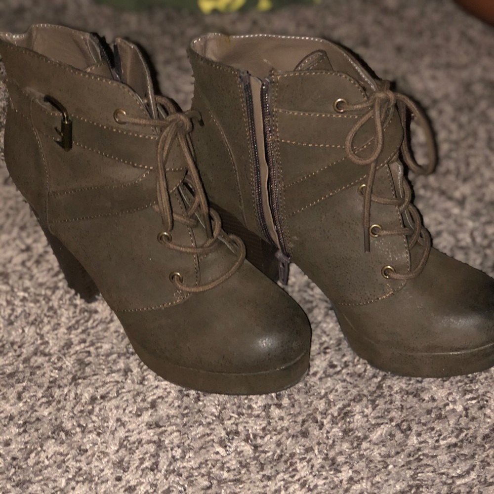 Heels - Picture 2 of 3